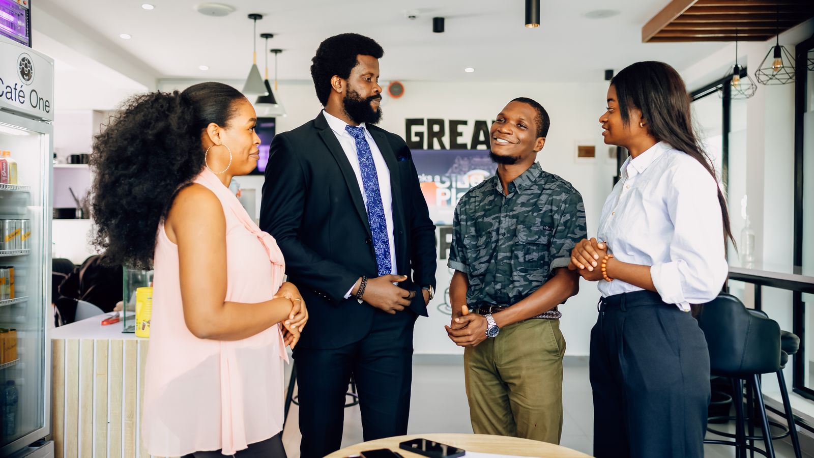 Des professionnels africains échangent dans un espace de travail moderne